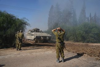 Колонна израильской военной техники покидает сектор Газа, 24 ноября 2023 года