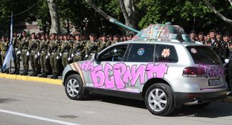 “To Berlin” painted on a car in Sevastopol, Victory Day 2015