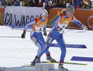 Лыжницы Ольга Данилова (слева) и Лариса Лазутина (справа) на Олимпиаде в Солт-Лейк-Сити. Данилова завоевала «золото», Лазутина — «серебро». Обе медали пришлось сдать. 16 февраля 2002