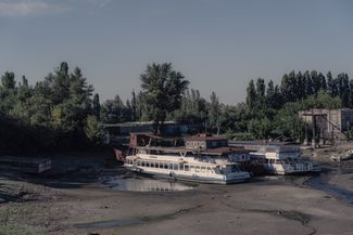 Tour boats stranded in the shallows in Zaporizhzhia