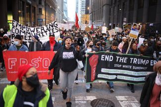 Протест против оправдательного приговора Кайлу Риттенхаусу. Чикаго, штат Иллинойс, 20 ноября 2021 года