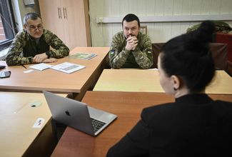 Украинские военные на уроке английского языка в Киеве. Бойцы ВСУ учат в том числе специальные термины, чтобы можно было в полной мере использовать военную помощь из США и других стран