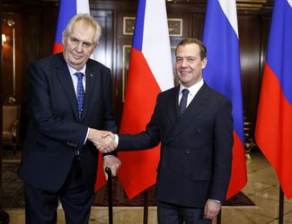 Президент Чехии Милош Земан и премьер-министр РФ Дмитрий Медведев на встрече 22 ноября 2017 года