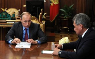 Президент РФ Владимир Путин и министр обороны Сергей Шойгу на встрече 14 марта 2016 года