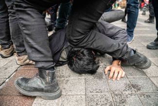 Полиция задерживает студентов Босфорского университета в Стамбуле, которые протестуют против назначения Мелиха Булу, члена правящей ПСР, ректором университета. 1 апреля 2021 года