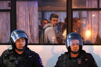 Полицейские у автозака с задержанными в Екатеринбурге