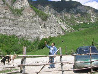 Оюб Титиев развозит оборудование по сельским школам, 2008 или 2009 год