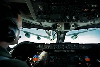 Пилот модифицированного Boeing 747 E-4B (воздушный пункт управления для высшего командования США, известный как „самолет Судного дня“) во время дозаправки в воздухе. Апрель 2011 года