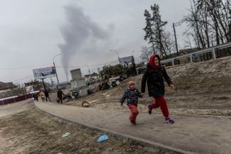 Люди пытаются спастись из Ирпеня. Город расположен в восьми километрах от Киева, на пути российских войск к украинской столице