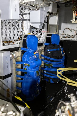 Манекены Хельга и Зоар на пассажирских сиденьях внутри модуля экипажа корабля «Орион» миссии «Артемида» во время подготовки к полету. Зоар — тот манекен, что «одет» в защитный жилет