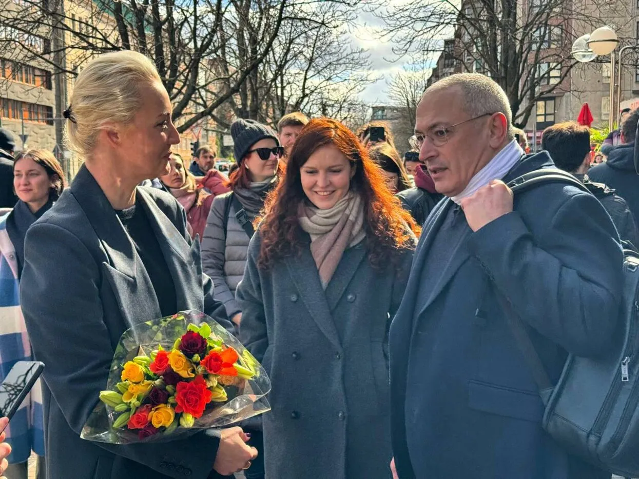 В Берлине прошла одна из самых массовых акций против Путина в последний  день голосования на выборах. Фотографии — Meduza