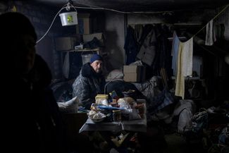 Житель Северска прячется от обстрелов в подвале