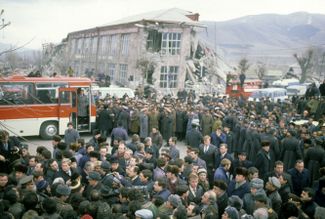 Михаил Горбачев и его супруга Раиса Горбачева встречаются с жителями армянского города Спитак, разрушенного из-за землетрясения. Декабрь 1988 года