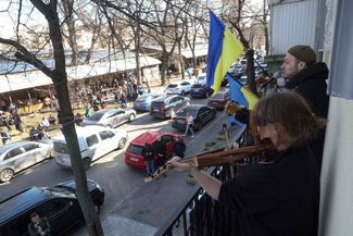 Музыканты одесского джаз-клуба «Перрон № 7» играют с балкона для прохожих.<br>