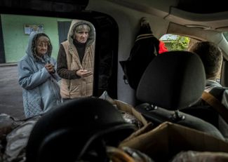 Жительницы Харькова в очереди за едой, которую раздают волонтеры в Салтовке — крупном районе на северо-востоке города, сильно пострадавшем от авиаударов российских войск