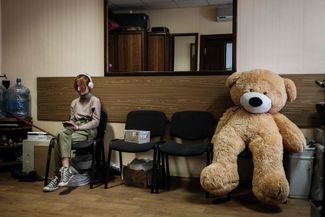 11-летняя жительница города ждет пока ее матери окажут помощь в городской больнице.