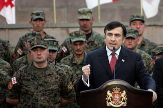 Президент Грузии Михаил Саакашвили произносит речь перед военными, 17 августа 2008 года