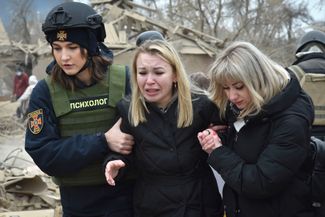 Психологи экстренных служб помогают жителям Запорожья, чьи дома были разрушены в результате ракетного удара