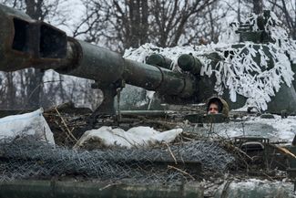 Боец ВСУ выглядывает из самоходной артиллерийской установки