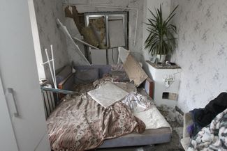 Последствия падения обломков российской ракеты на жилой дом в Днепре