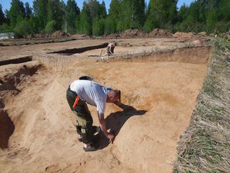 Расчистка кургана на реке Сясь в Ленинградской области