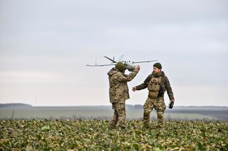 Военные управляют беспилотником «Лелека-100»