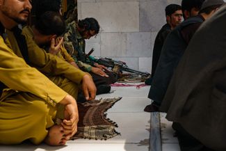Бойцы «Талибана» на пятничной молитве в Кабуле. 20 августа 2021 года