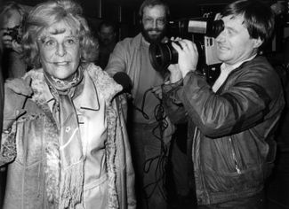 Лени Рифеншталь прибывает на суд в городе Фрайбург, где будет слушаться дело по ее иску против автора документального фильма «Время тьмы и тишины» Нины Гладиц. 20 ноября 1984 года 