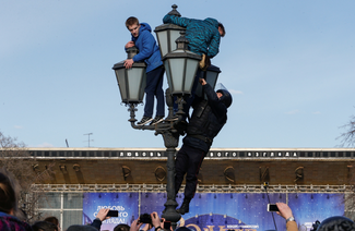 Подростки в ходе протестной акции в Москве, 26 марта 2017 года