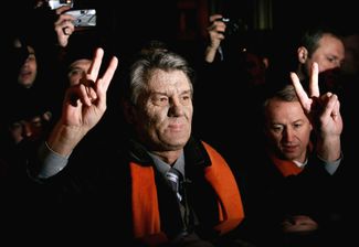Лидер украинской оппозиции Виктор Ющенко обращается к своим сторонникам на Майдане вскоре после проведения «третьего тура» выборов. 28 декабря 2004 года