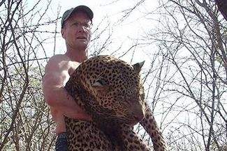 Уолтер Палмер позирует с убитым леопардом