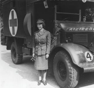 В феврале 1945 года принцесса Элизабет вступила в территориальную оборону, стала механиком-водителем санитарного автомобиля и получила звание лейтенанта. На фото, сделанном в 1945 году, 19-летняя Элизабет в военной форме