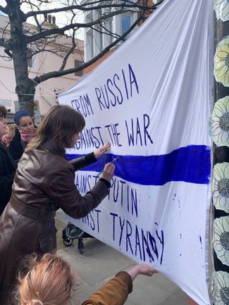 Участники антивоенной акции в Лондоне нарисовали флаг перед российским посольством, 6 марта 2022