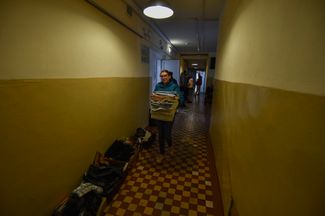 Жительница Херсонской области с коробкой гуманитарной помощи в центре временного размещения в Джанкое