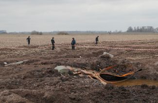 Украинские саперы разминируют поля в Броварском районе Киевской области после освобождения региона от российских войск
