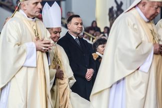 Президент Польши Анджей Дуда (в центре) на церемонии коронации Христа королем Польши, 19 ноября 2016 года