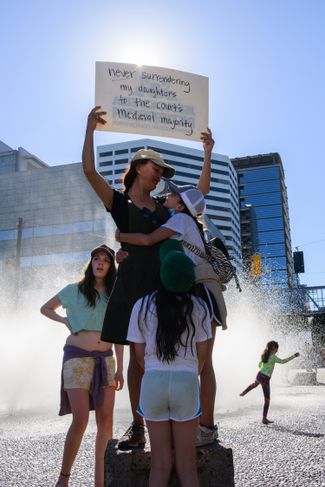 Участница протестов в Портленде с плакатом: «Никогда не отдам своих дочерей на средневековый суд большинства [в Верховном суде]»