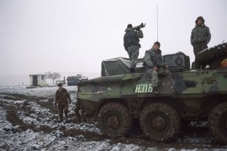 Солдаты внутренних войск на БТР около Грозного, 1995 год
