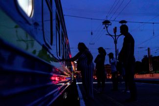 Ночной поезд на вокзале в Одессе, направляющийся в Киев. Женщина прощается с солдатом