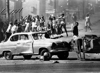 Протесты в южноафриканском городе Соуэто против использования африкаанса в школах. 21 июня 1976 года