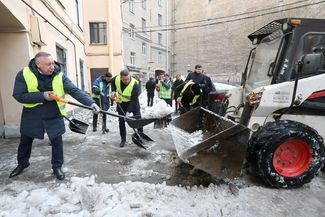 Александр Беглов чистит улицу от снега. Санкт-Петербург, 9 февраля 2019 года