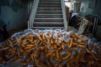 Пакеты с хлебом в пункте раздачи гуманитарной помощи в Северске — городе, расположенном примерно в 30 километрах к северу от Бахмута