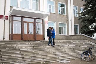Светлана и Игорь Трубниковы у здания администрации Воробьевского района после заседания военного комиссариата, 6 декабря 2018 года