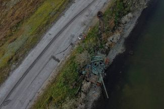 Уничтоженный танк на обочине дороги к только что освобожденному селу Херсонской области. 16 ноября 2022 года