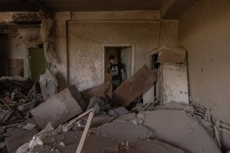 Житель Киева в своей разрушенной квартире