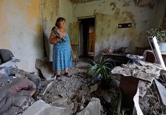 65-летняя жительница Розовки Елена Гавриш в своем доме, разрушенном в результате обстрелов. 3 июня 2024 года