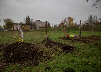 Могилы жителей Северска, убитых при российских обстрелах Донецкой области