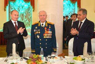 Владимир Путин поздравляет Дмитрия Язова с 90-летием, 8 ноября 2014 года