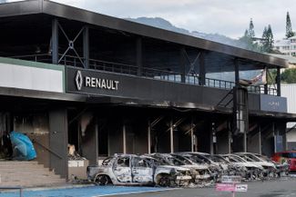 Сожженный автомобильный магазин в Нумеа, 14 мая 2024 года