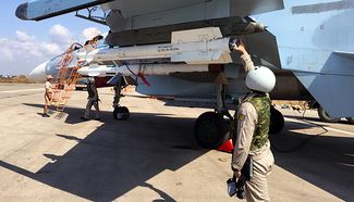 Российские пилоты на аэродроме в Сирии готовят Су-30 к рейду. 5 октября 2015 года
